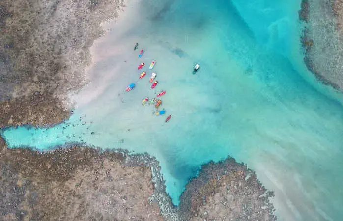 Natural pools in the municipality of São Miguel dos Milagres, state of Alagoas, Brazil. Picture made of drone in December 2018. Tourists cooling off in the crystal clear waters.
Piscinas naturais no município de São Miguel dos Milagres, estado de Alagoas, Brasil. Imagem feita de drone em dezembro de 2018. Turistas se refrescando nas aguas cristalinas.